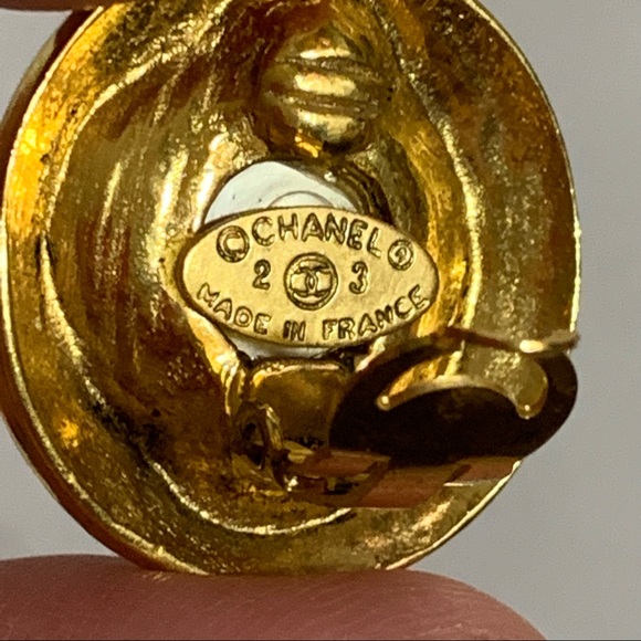 vintage CHANEL 14k gold plated round Faux Pearl & Strass CLIP BACK EARRINGS - Picture 7 of 10